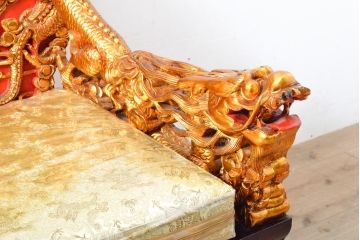 ヴィンテージ家具　超激レア!!　中国美術　王座デザイン　皇帝　黄金に輝く龍の彫刻が高貴な雰囲気を高める1人掛けソファ(1P、ビンテージ、アームソファ、アームチェア、イス、椅子)(R-059285)