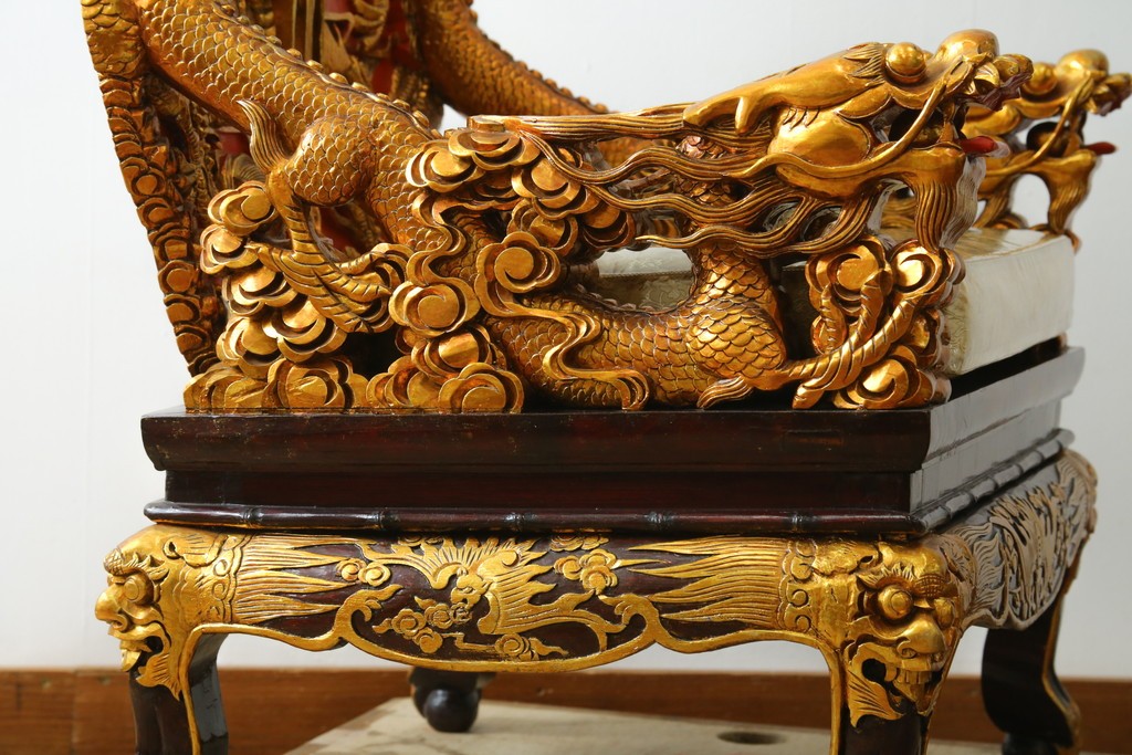 ヴィンテージ家具　超激レア!!　中国美術　皇帝・王座デザイン　黄金に輝く龍の彫刻が高貴なチェア　(R-059286)