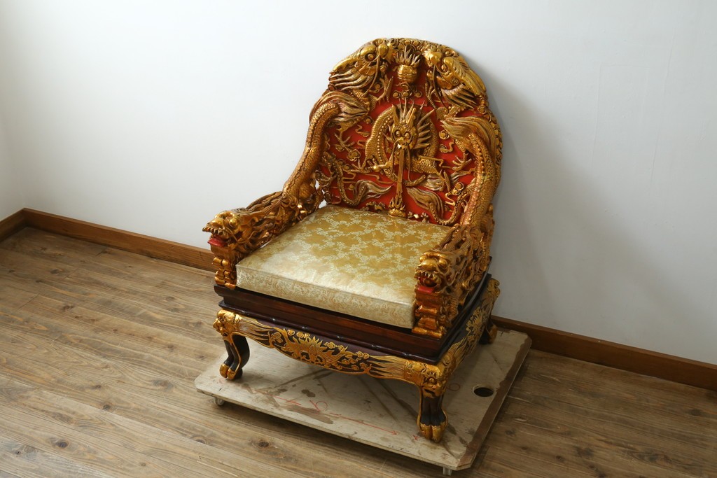 ヴィンテージ家具　超激レア!!　中国美術　皇帝・王座デザイン　黄金に輝く龍の彫刻が高貴なチェア　(R-059286)