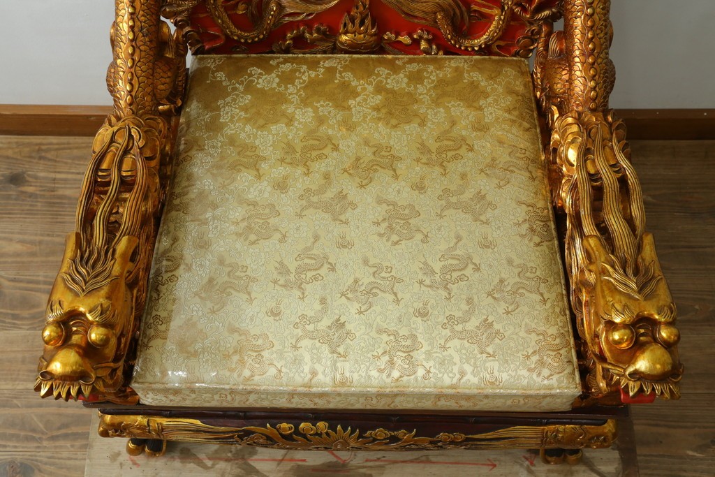 ヴィンテージ家具　超激レア!!　中国美術　皇帝・王座デザイン　黄金に輝く龍の彫刻が高貴なチェア　(R-059286)