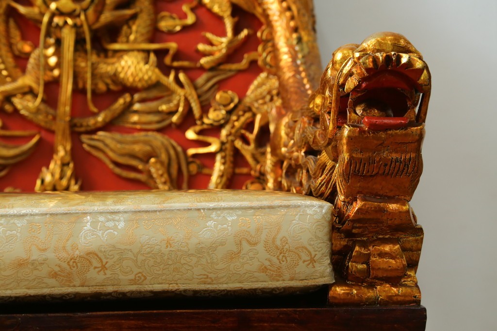 ヴィンテージ家具　超激レア!!　中国美術　皇帝・王座デザイン　黄金に輝く龍の彫刻が高貴なチェア　(R-059286)