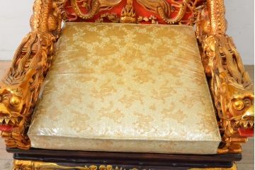 ヴィンテージ家具　超激レア!!　中国美術　王座デザイン　皇帝　黄金に輝く龍の彫刻が高貴な雰囲気を高める1人掛けソファ(1P、ビンテージ、アームソファ、アームチェア、イス、椅子)(R-059286)