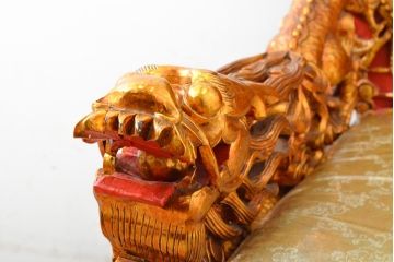 ヴィンテージ家具　超激レア!!　中国美術　王座デザイン　皇帝　黄金に輝く龍の彫刻が高貴な雰囲気を高める1人掛けソファ(1P、ビンテージ、アームソファ、アームチェア、イス、椅子)(R-059286)