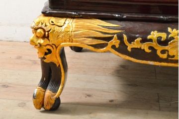 ヴィンテージ家具　超激レア!!　中国美術　王座デザイン　皇帝　黄金に輝く龍の彫刻が高貴な雰囲気を高める1人掛けソファ(1P、ビンテージ、アームソファ、アームチェア、イス、椅子)(R-059286)