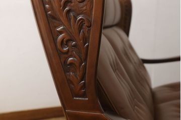 中古　美品　希少な絶版品　モリシゲ(MORISHIGE/森繁)　本革(レザー)　クラシカルな空間を演出する凝ったデザインが魅力の3人掛けソファ(三人掛け、3P)(定価約80万円)(R-059321)
