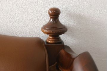 中古　美品　希少な絶版品　モリシゲ(MORISHIGE/森繁)　本革(レザー)　クラシカルな空間を演出する凝ったデザインが魅力の3人掛けソファ(三人掛け、3P)(定価約80万円)(R-059321)