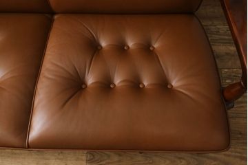 中古　美品　希少な絶版品　モリシゲ(MORISHIGE/森繁)　本革(レザー)　クラシカルな空間を演出する凝ったデザインが魅力の3人掛けソファ(三人掛け、3P)(定価約80万円)(R-059321)