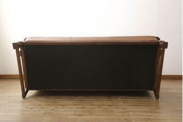 中古　美品　希少な絶版品　モリシゲ(MORISHIGE/森繁)　本革(レザー)　クラシカルな空間を演出する凝ったデザインが魅力の3人掛けソファ(三人掛け、3P)(定価約80万円)(R-059321)