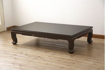 中古　美品　大阪唐木指物　翠峰六作　漆塗り　紫檀(シタン)材　ガラス天板付き　細やかな牡丹の彫りこみが魅力的な座卓(定価約140万円)(ローテーブル)(R-059339)