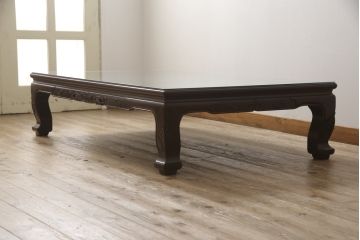 中古　美品　大阪唐木指物　翠峰六作　漆塗り　紫檀(シタン)材　ガラス天板付き　細やかな牡丹の彫りこみが魅力的な座卓(定価約140万円)(ローテーブル)(R-059339)