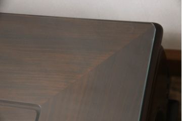 中古　美品　大阪唐木指物　翠峰六作　漆塗り　紫檀(シタン)材　ガラス天板付き　細やかな牡丹の彫りこみが魅力的な座卓(定価約140万円)(ローテーブル)(R-059339)