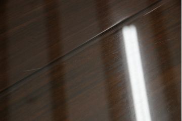 中古　美品　大阪唐木指物　翠峰六作　漆塗り　紫檀(シタン)材　ガラス天板付き　細やかな牡丹の彫りこみが魅力的な座卓(定価約140万円)(ローテーブル)(R-059339)