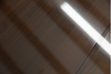中古　美品　大阪唐木指物　翠峰六作　漆塗り　紫檀(シタン)材　ガラス天板付き　細やかな牡丹の彫りこみが魅力的な座卓(定価約140万円)(ローテーブル)(R-059339)