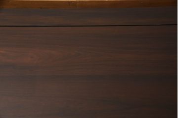 中古　美品　大阪唐木指物　翠峰六作　漆塗り　紫檀(シタン)材　ガラス天板付き　細やかな牡丹の彫りこみが魅力的な座卓(定価約140万円)(ローテーブル)(R-059339)