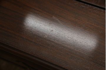 中古　美品　大阪唐木指物　翠峰六作　漆塗り　紫檀(シタン)材　ガラス天板付き　細やかな牡丹の彫りこみが魅力的な座卓(定価約140万円)(ローテーブル)(R-059339)