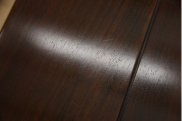 中古　美品　大阪唐木指物　翠峰六作　漆塗り　紫檀(シタン)材　ガラス天板付き　細やかな牡丹の彫りこみが魅力的な座卓(定価約140万円)(ローテーブル)(R-059339)