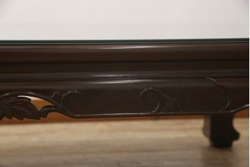 中古　美品　大阪唐木指物　翠峰六作　漆塗り　紫檀(シタン)材　ガラス天板付き　細やかな牡丹の彫りこみが魅力的な座卓(定価約140万円)(ローテーブル)(R-059339)