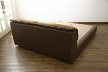 中古　イタリア家具　総本革(ボルボネーゼ)　rossi di albizzate(ロッシディアルビザーテ)　高級感と洗練されたデザインが魅力のベッドフレーム(クイーンサイズ)　定価約152万円相当　(R-059350)