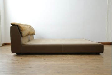 中古　イタリア家具　総本革(ボルボネーゼ)　rossi di albizzate(ロッシディアルビザーテ)　高級感と洗練されたデザインが魅力のベッドフレーム(クイーンサイズ)　定価約152万円相当　(R-059350)