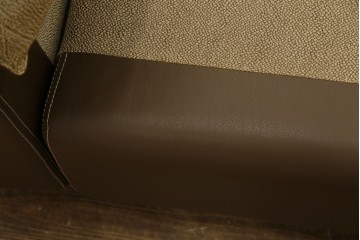 中古　イタリア家具　総本革(ボルボネーゼ)　rossi di albizzate(ロッシディアルビザーテ)　高級感と洗練されたデザインが魅力のベッドフレーム(クイーンサイズ)　定価約152万円相当　(R-059350)