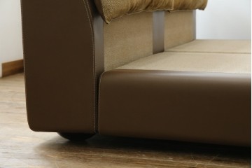 中古　イタリア家具　総本革(ボルボネーゼ)　rossi di albizzate(ロッシディアルビザーテ)　高級感と洗練されたデザインが魅力のベッドフレーム(クイーンサイズ)　定価約152万円相当　(R-059350)