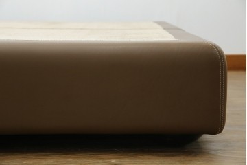 中古　イタリア家具　総本革(ボルボネーゼ)　rossi di albizzate(ロッシディアルビザーテ)　高級感と洗練されたデザインが魅力のベッドフレーム(クイーンサイズ)　定価約152万円相当　(R-059350)