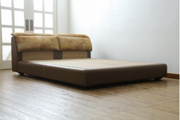 中古　イタリア家具　総本革(ボルボネーゼ)　rossi di albizzate(ロッシディアルビザーテ)　高級感と洗練されたデザインが魅力のベッドフレーム(クイーンサイズ)　定価約152万円相当　(R-059350)