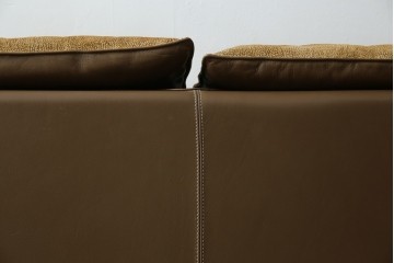 中古　イタリア家具　総本革(ボルボネーゼ)　rossi di albizzate(ロッシディアルビザーテ)　高級感と洗練されたデザインが魅力のベッドフレーム(クイーンサイズ)　定価約152万円相当　(R-059350)