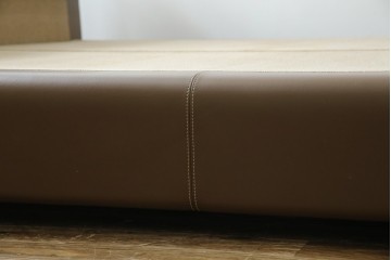 中古　イタリア家具　総本革(ボルボネーゼ)　rossi di albizzate(ロッシディアルビザーテ)　高級感と洗練されたデザインが魅力のベッドフレーム(クイーンサイズ)　定価約152万円相当　(R-059350)