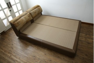 中古　イタリア家具　総本革(ボルボネーゼ)　rossi di albizzate(ロッシディアルビザーテ)　高級感と洗練されたデザインが魅力のベッドフレーム(クイーンサイズ)　定価約152万円相当　(R-059350)