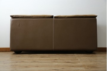 中古　イタリア家具　総本革(ボルボネーゼ)　rossi di albizzate(ロッシディアルビザーテ)　高級感と洗練されたデザインが魅力のベッドフレーム(クイーンサイズ)　定価約152万円相当　(R-059350)