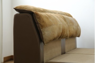 中古　イタリア家具　総本革(ボルボネーゼ)　rossi di albizzate(ロッシディアルビザーテ)　高級感と洗練されたデザインが魅力のベッドフレーム(クイーンサイズ)　定価約152万円相当　(R-059350)