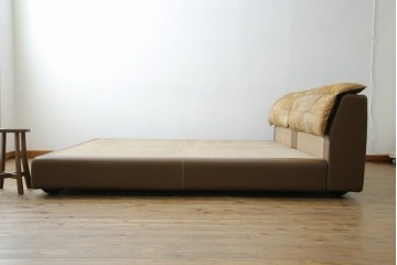 中古　イタリア家具　総本革(ボルボネーゼ)　rossi di albizzate(ロッシディアルビザーテ)　高級感と洗練されたデザインが魅力のベッドフレーム(クイーンサイズ)　定価約152万円相当　(R-059350)