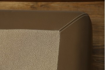 中古　イタリア家具　総本革(ボルボネーゼ)　rossi di albizzate(ロッシディアルビザーテ)　高級感と洗練されたデザインが魅力のベッドフレーム(クイーンサイズ)　定価約152万円相当　(R-059350)