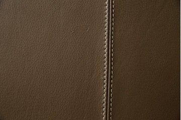 中古　イタリア家具　総本革(ボルボネーゼ)　rossi di albizzate(ロッシディアルビザーテ)　高級感と洗練されたデザインが魅力のベッドフレーム(クイーンサイズ)　定価約152万円相当　(R-059350)