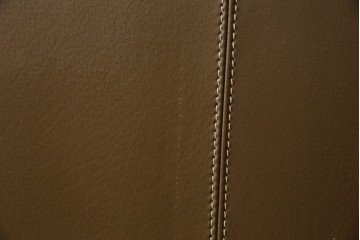 中古　イタリア家具　総本革(ボルボネーゼ)　rossi di albizzate(ロッシディアルビザーテ)　高級感と洗練されたデザインが魅力のベッドフレーム(クイーンサイズ)　定価約152万円相当　(R-059350)