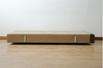 中古　イタリア家具　総本革(ボルボネーゼ)　rossi di albizzate(ロッシディアルビザーテ)　高級感と洗練されたデザインが魅力のベッドフレーム(クイーンサイズ)　定価約152万円相当　(R-059350)