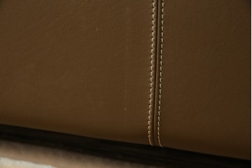 中古　イタリア家具　総本革(ボルボネーゼ)　rossi di albizzate(ロッシディアルビザーテ)　高級感と洗練されたデザインが魅力のベッドフレーム(クイーンサイズ)　定価約152万円相当　(R-059350)