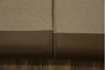 中古　イタリア家具　総本革(ボルボネーゼ)　rossi di albizzate(ロッシディアルビザーテ)　高級感と洗練されたデザインが魅力のベッドフレーム(クイーンサイズ)　定価約152万円相当　(R-059350)