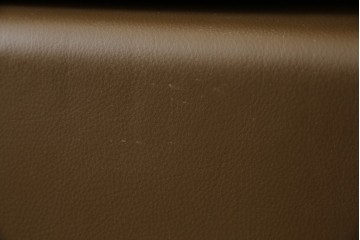 中古　イタリア家具　総本革(ボルボネーゼ)　rossi di albizzate(ロッシディアルビザーテ)　高級感と洗練されたデザインが魅力のベッドフレーム(クイーンサイズ)　定価約152万円相当　(R-059350)