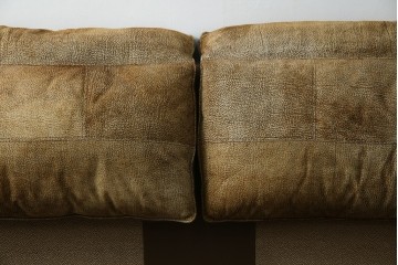 中古　イタリア家具　総本革(ボルボネーゼ)　rossi di albizzate(ロッシディアルビザーテ)　高級感と洗練されたデザインが魅力のベッドフレーム(クイーンサイズ)　定価約152万円相当　(R-059350)