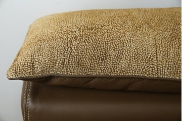 中古　イタリア家具　総本革(ボルボネーゼ)　rossi di albizzate(ロッシディアルビザーテ)　高級感と洗練されたデザインが魅力のベッドフレーム(クイーンサイズ)　定価約152万円相当　(R-059350)