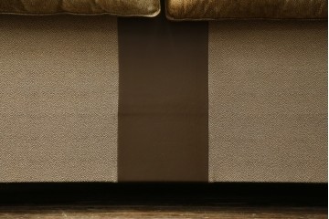 中古　イタリア家具　総本革(ボルボネーゼ)　rossi di albizzate(ロッシディアルビザーテ)　高級感と洗練されたデザインが魅力のベッドフレーム(クイーンサイズ)　定価約152万円相当　(R-059350)