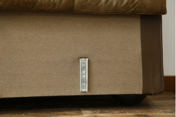 中古　イタリア家具　総本革(ボルボネーゼ)　rossi di albizzate(ロッシディアルビザーテ)　高級感と洗練されたデザインが魅力のベッドフレーム(クイーンサイズ)　定価約152万円相当　(R-059350)