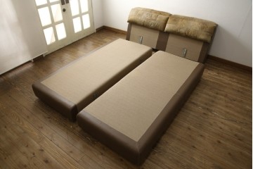 中古　イタリア家具　総本革(ボルボネーゼ)　rossi di albizzate(ロッシディアルビザーテ)　高級感と洗練されたデザインが魅力のベッドフレーム(クイーンサイズ)　定価約152万円相当　(R-059350)