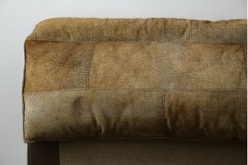 中古　イタリア家具　総本革(ボルボネーゼ)　rossi di albizzate(ロッシディアルビザーテ)　高級感と洗練されたデザインが魅力のベッドフレーム(クイーンサイズ)　定価約152万円相当　(R-059350)