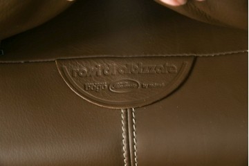 中古　イタリア家具　総本革(ボルボネーゼ)　rossi di albizzate(ロッシディアルビザーテ)　高級感と洗練されたデザインが魅力のベッドフレーム(クイーンサイズ)　定価約152万円相当　(R-059350)