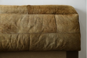 中古　イタリア家具　総本革(ボルボネーゼ)　rossi di albizzate(ロッシディアルビザーテ)　高級感と洗練されたデザインが魅力のベッドフレーム(クイーンサイズ)　定価約152万円相当　(R-059350)