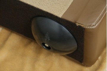 中古　イタリア家具　総本革(ボルボネーゼ)　rossi di albizzate(ロッシディアルビザーテ)　高級感と洗練されたデザインが魅力のベッドフレーム(クイーンサイズ)　定価約152万円相当　(R-059350)