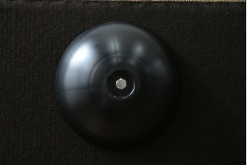 中古　イタリア家具　総本革(ボルボネーゼ)　rossi di albizzate(ロッシディアルビザーテ)　高級感と洗練されたデザインが魅力のベッドフレーム(クイーンサイズ)　定価約152万円相当　(R-059350)